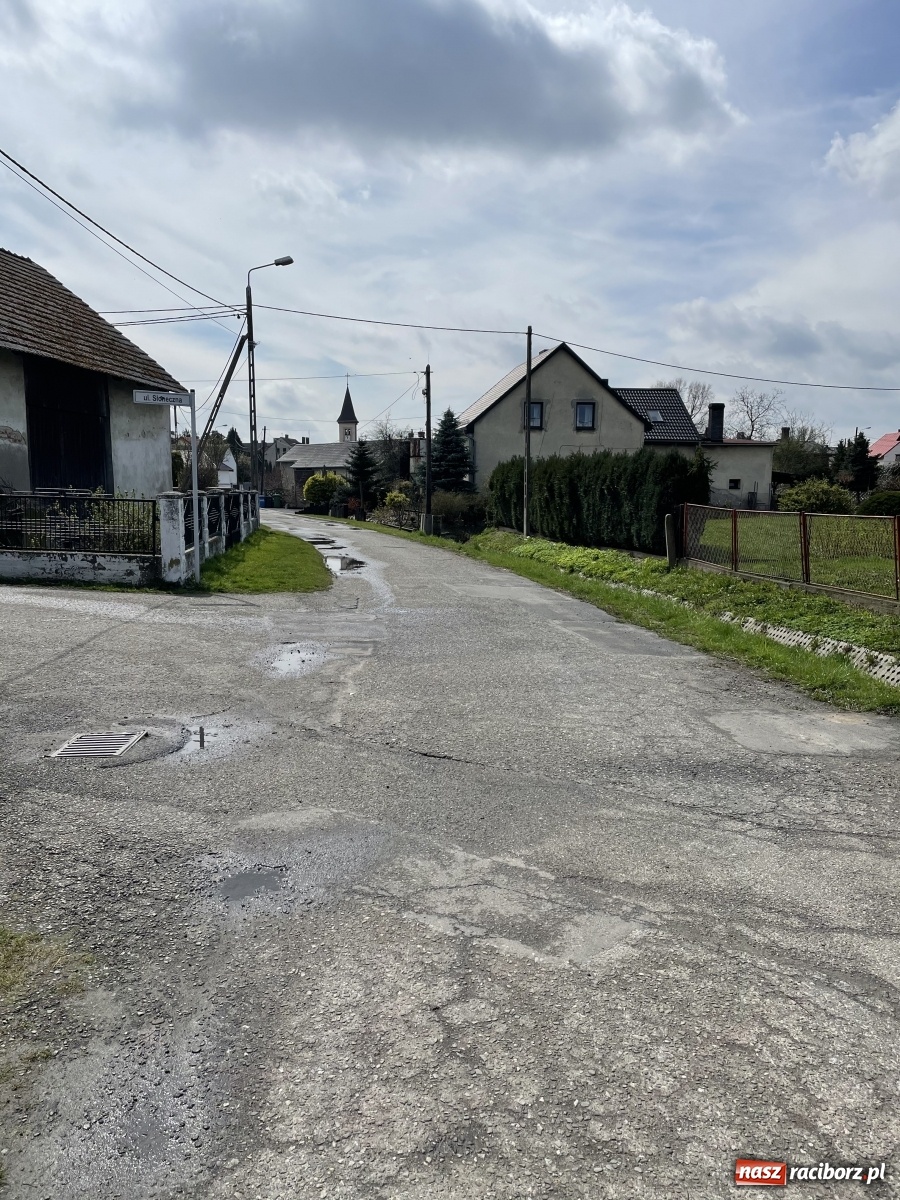 Zdjęcie w galerii na portalu naszraciborz.pl: Gmina Krzyżanowice dostała rządowe pieniądze na drogę w Roszkowie wiadomości z regionu