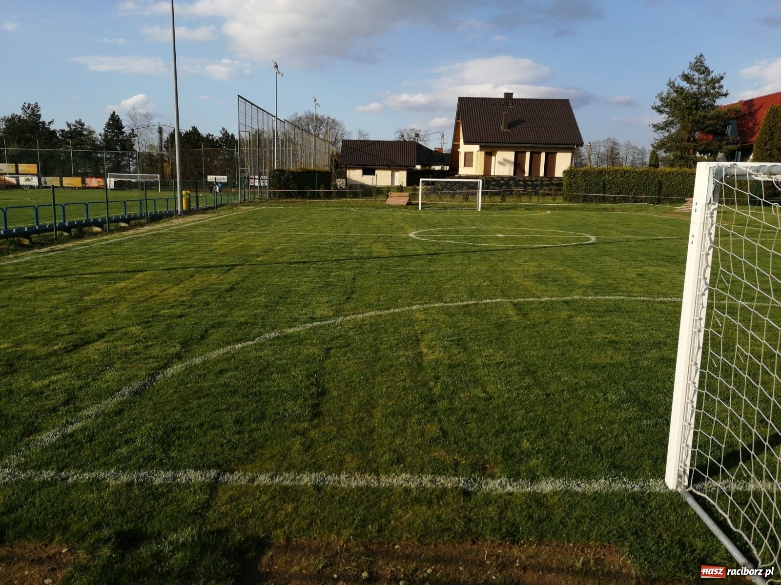 Zdjęcie w galerii na portalu naszraciborz.pl: W Markowicach powstało boisko treningowe dla najmłodszych piłkarzy wiadomości z regionu