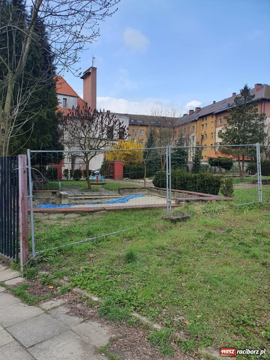 Zdjęcie w galerii na portalu naszraciborz.pl: Przedszkolaki z Kochanowskiego będą miały dwa place zabaw wiadomości z regionu