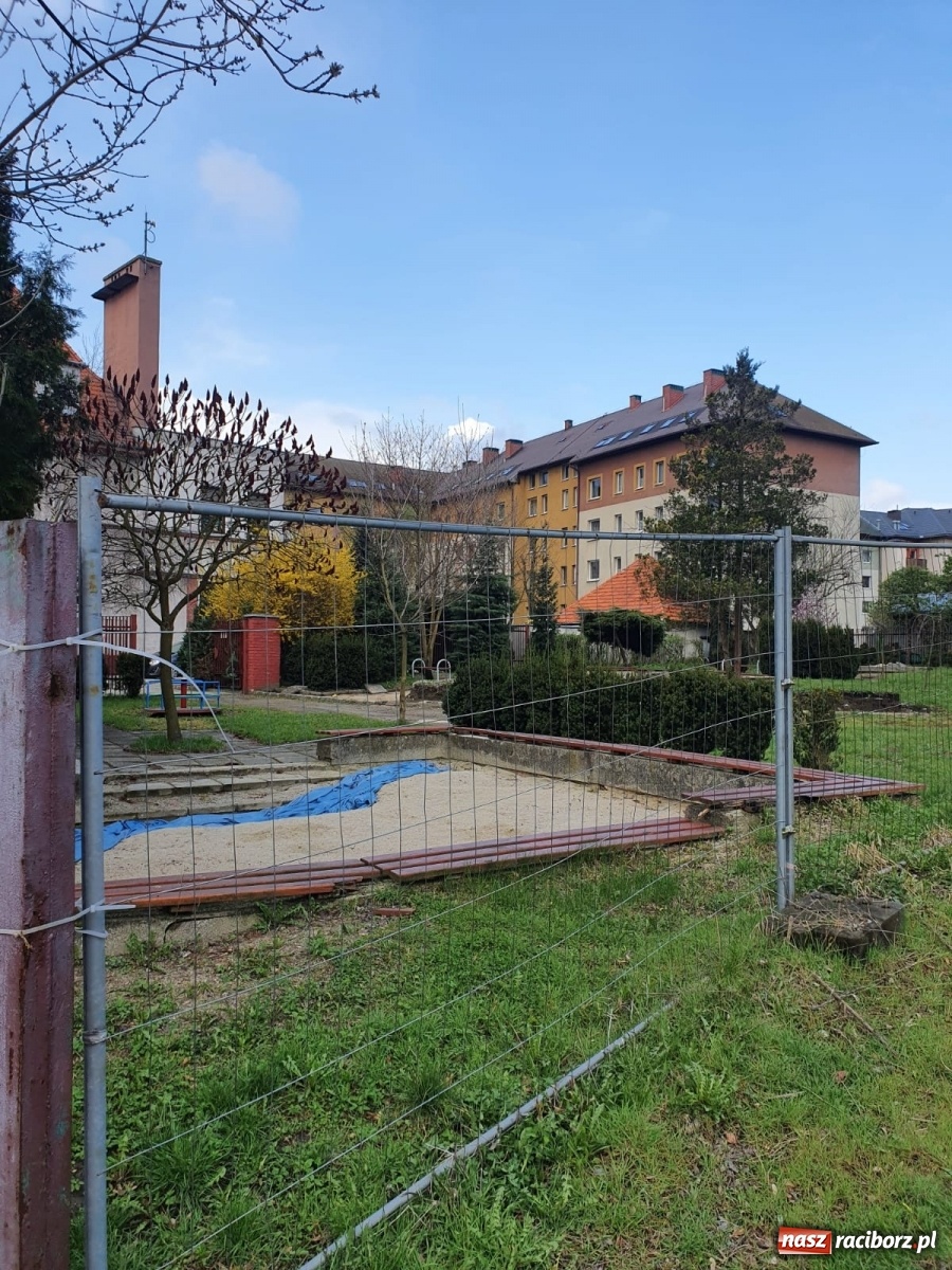 Zdjęcie w galerii na portalu naszraciborz.pl: Przedszkolaki z Kochanowskiego będą miały dwa place zabaw wiadomości z regionu