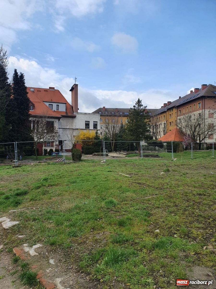 Zdjęcie w galerii na portalu naszraciborz.pl: Przedszkolaki z Kochanowskiego będą miały dwa place zabaw wiadomości z regionu