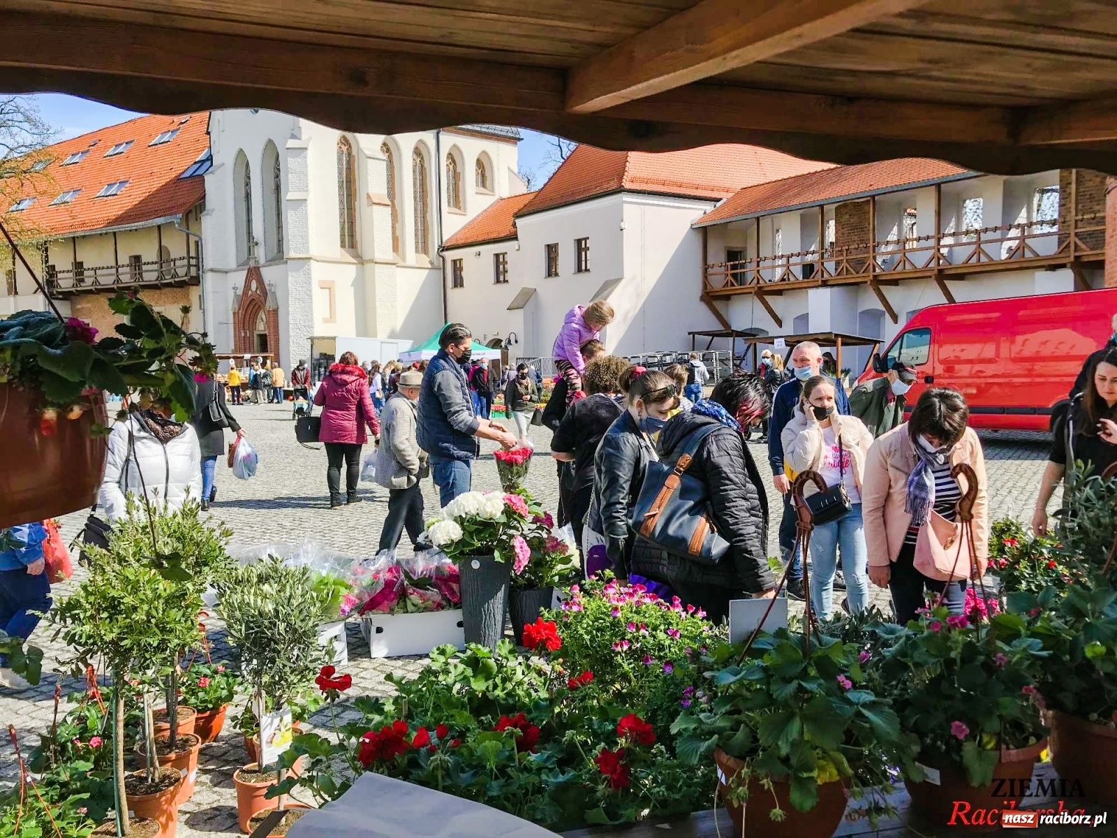 Zdjęcie w galerii na portalu naszraciborz.pl: Zamkowy jarmark kwiatów przyciągnął tłumy [WIDEO] wiadomości z regionu