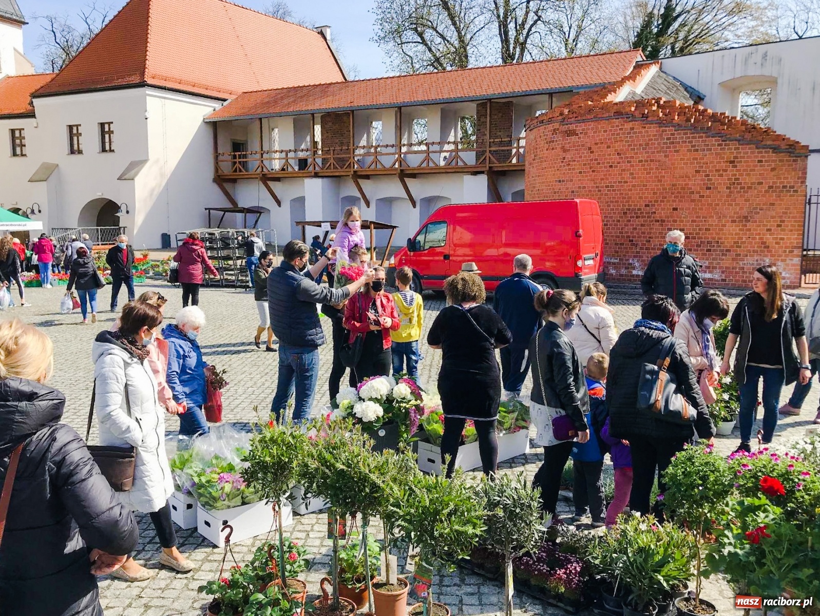 Zdjęcie w galerii na portalu naszraciborz.pl: Zamkowy jarmark kwiatów przyciągnął tłumy [WIDEO] wiadomości z regionu
