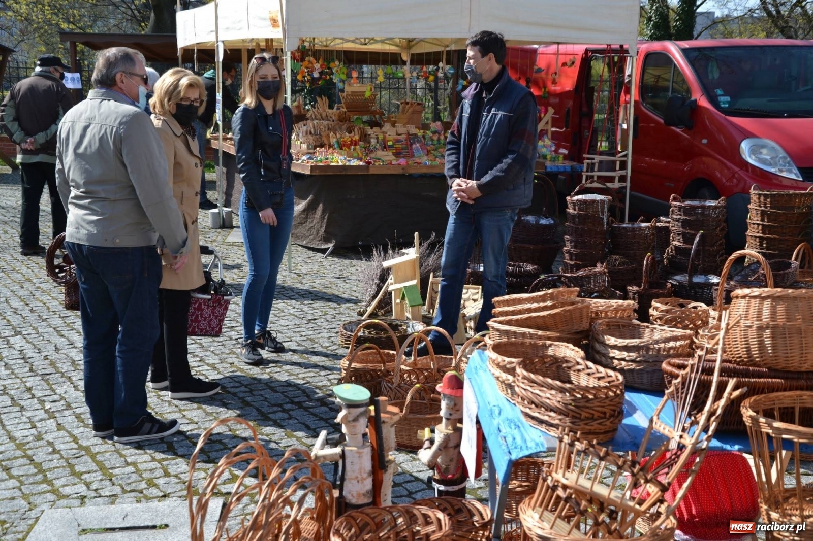 Zdjęcie w galerii na portalu naszraciborz.pl: Zamkowy jarmark kwiatów przyciągnął tłumy [WIDEO] wiadomości z regionu