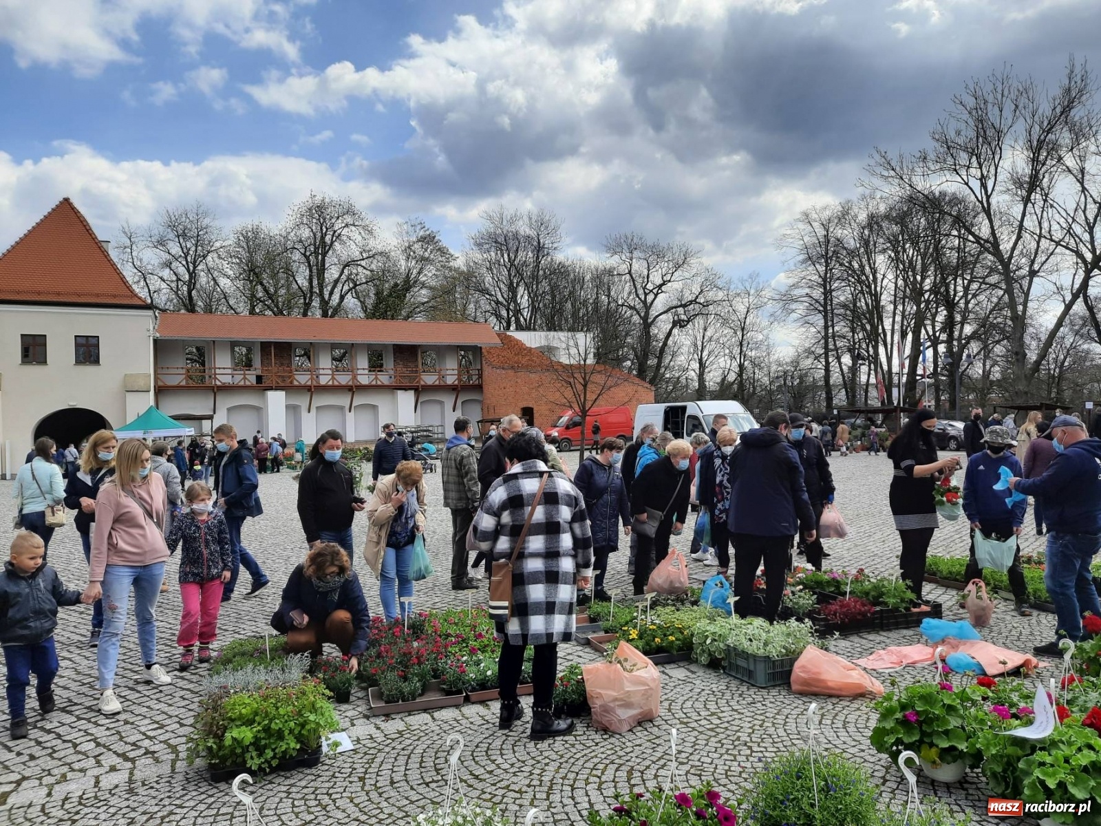 Zdjęcie w galerii na portalu naszraciborz.pl: Zamkowy jarmark kwiatów przyciągnął tłumy [WIDEO] wiadomości z regionu