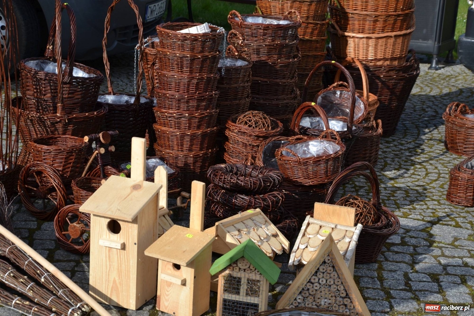 Zdjęcie w galerii na portalu naszraciborz.pl: Zamkowy jarmark kwiatów przyciągnął tłumy [WIDEO] wiadomości z regionu