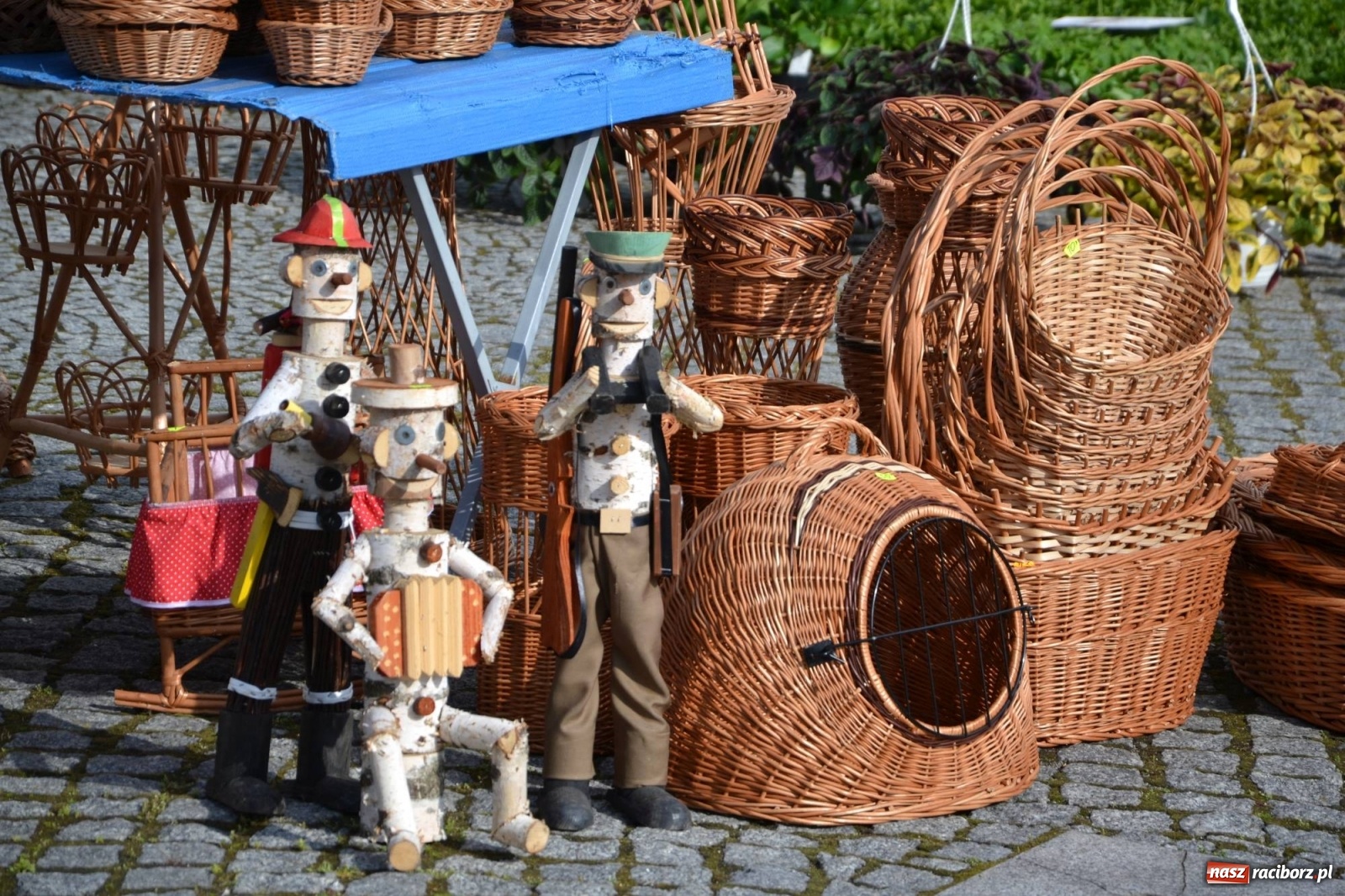 Zdjęcie w galerii na portalu naszraciborz.pl: Zamkowy jarmark kwiatów przyciągnął tłumy [WIDEO] wiadomości z regionu