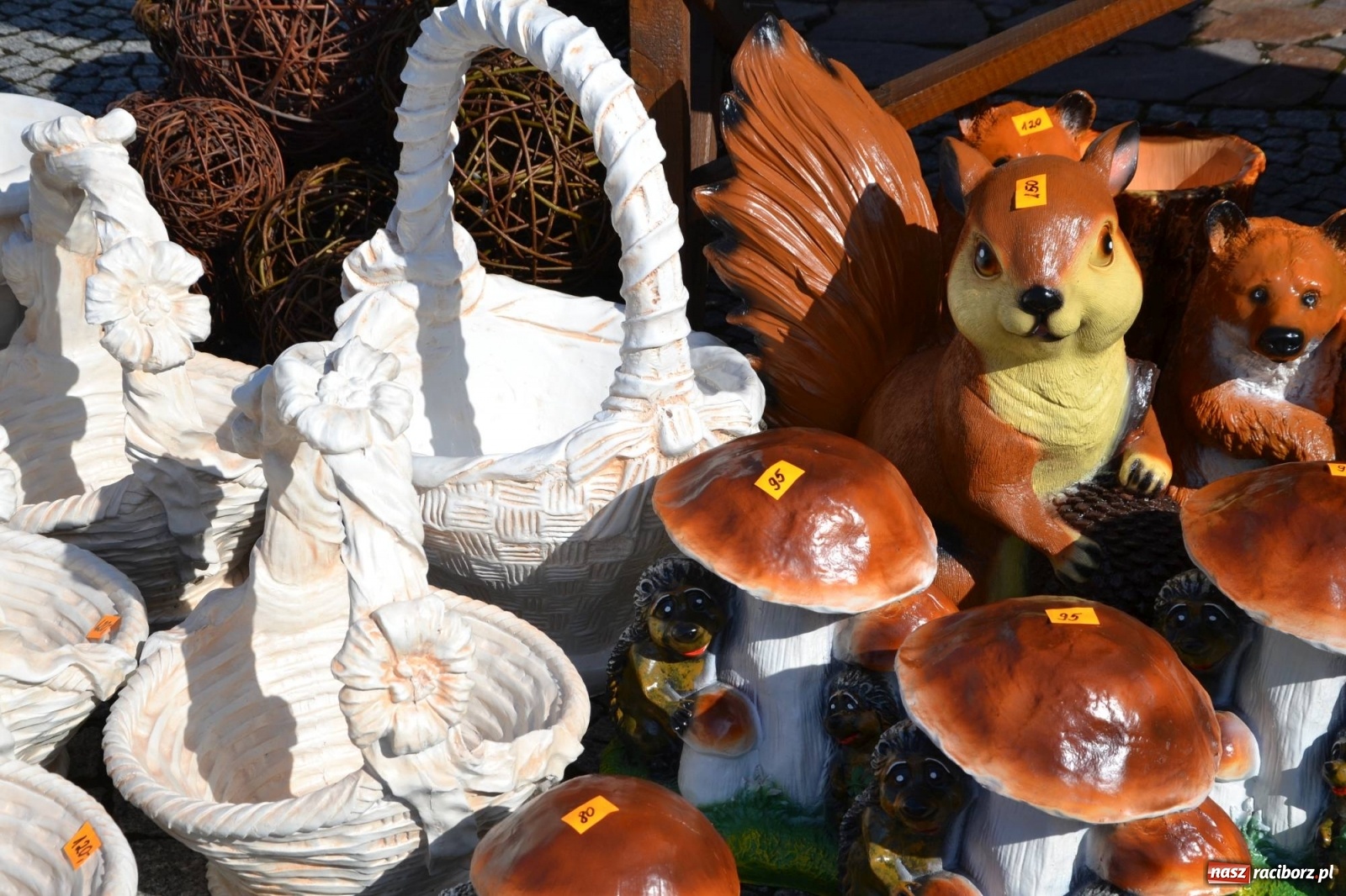 Zdjęcie w galerii na portalu naszraciborz.pl: Zamkowy jarmark kwiatów przyciągnął tłumy [WIDEO] wiadomości z regionu