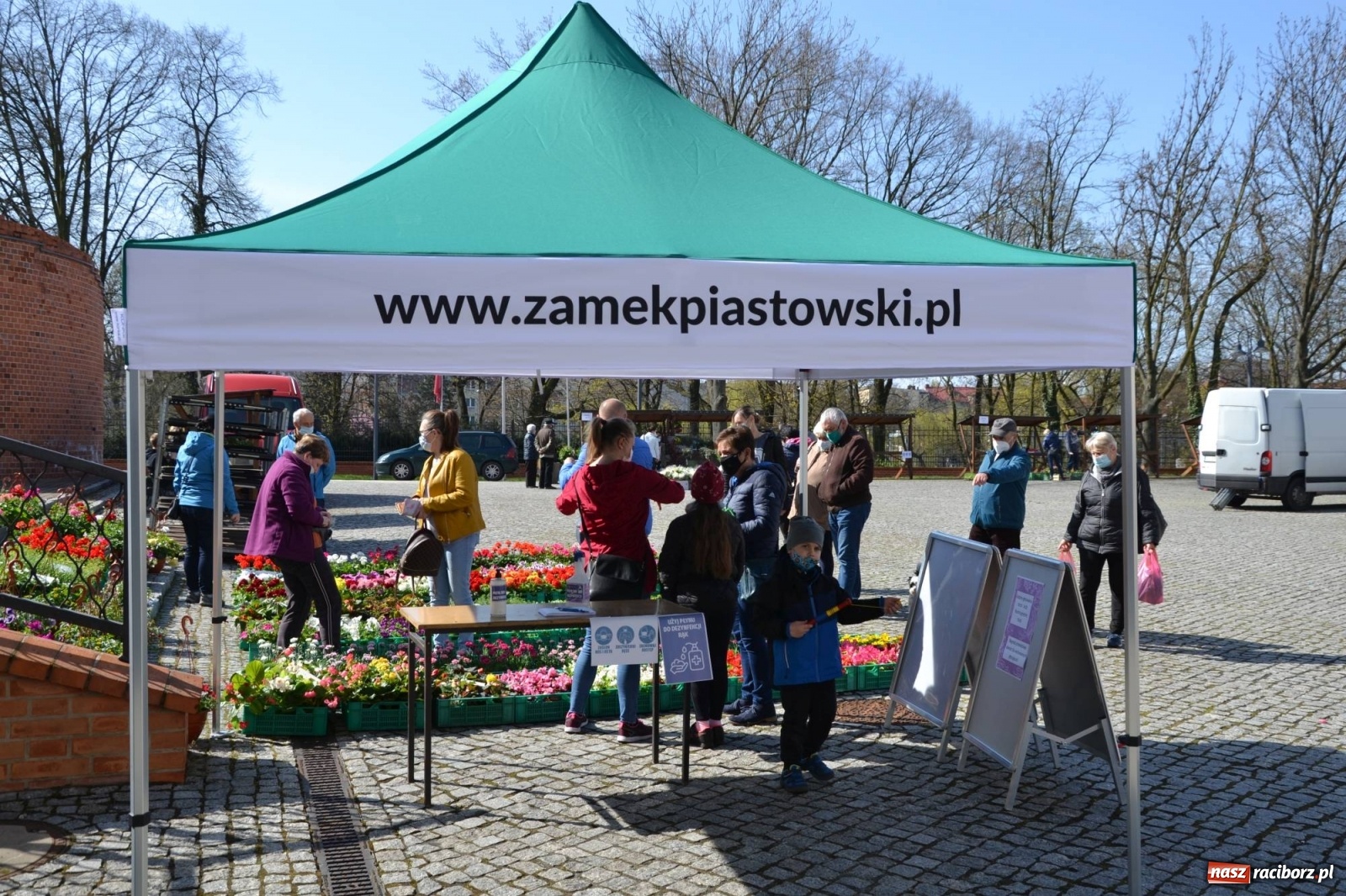 Zdjęcie w galerii na portalu naszraciborz.pl: Zamkowy jarmark kwiatów przyciągnął tłumy [WIDEO] wiadomości z regionu