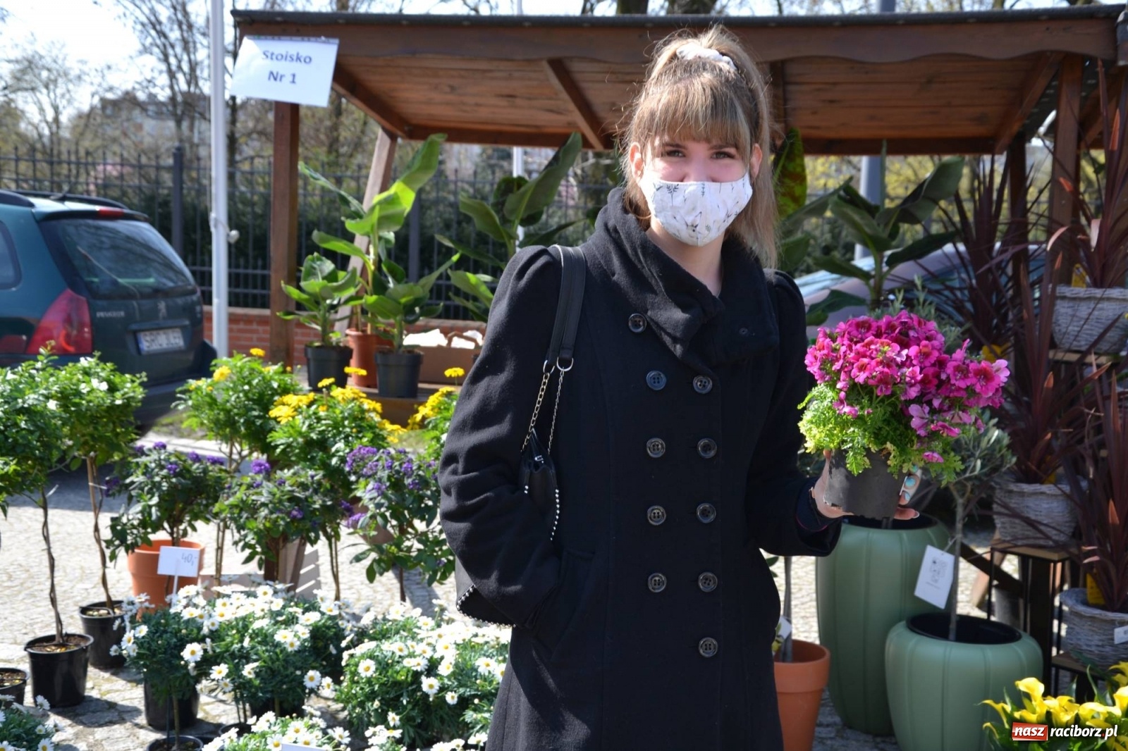 Zdjęcie w galerii na portalu naszraciborz.pl: Zamkowy jarmark kwiatów przyciągnął tłumy [WIDEO] wiadomości z regionu