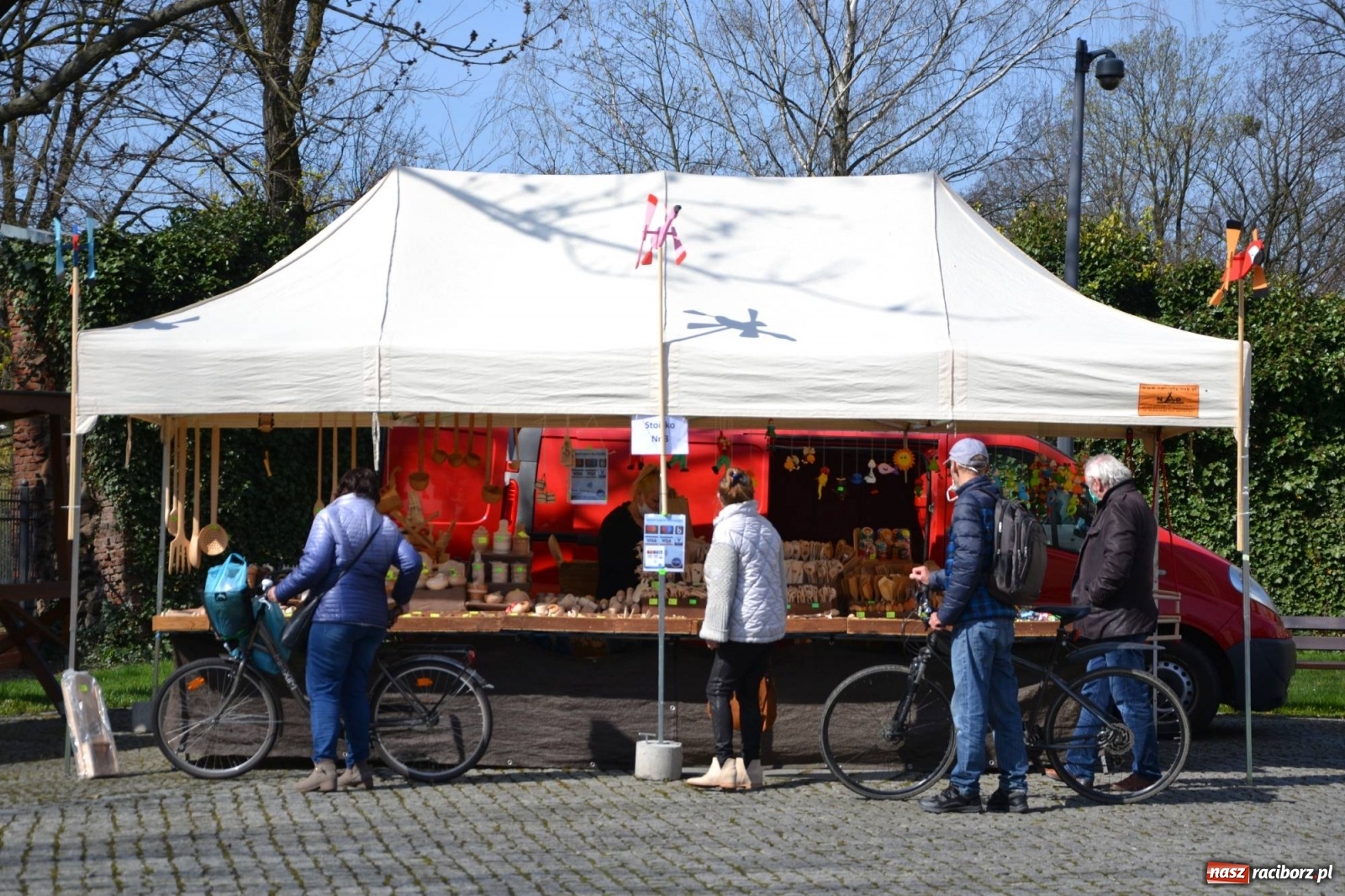 Zdjęcie w galerii na portalu naszraciborz.pl: Zamkowy jarmark kwiatów przyciągnął tłumy [WIDEO] wiadomości z regionu