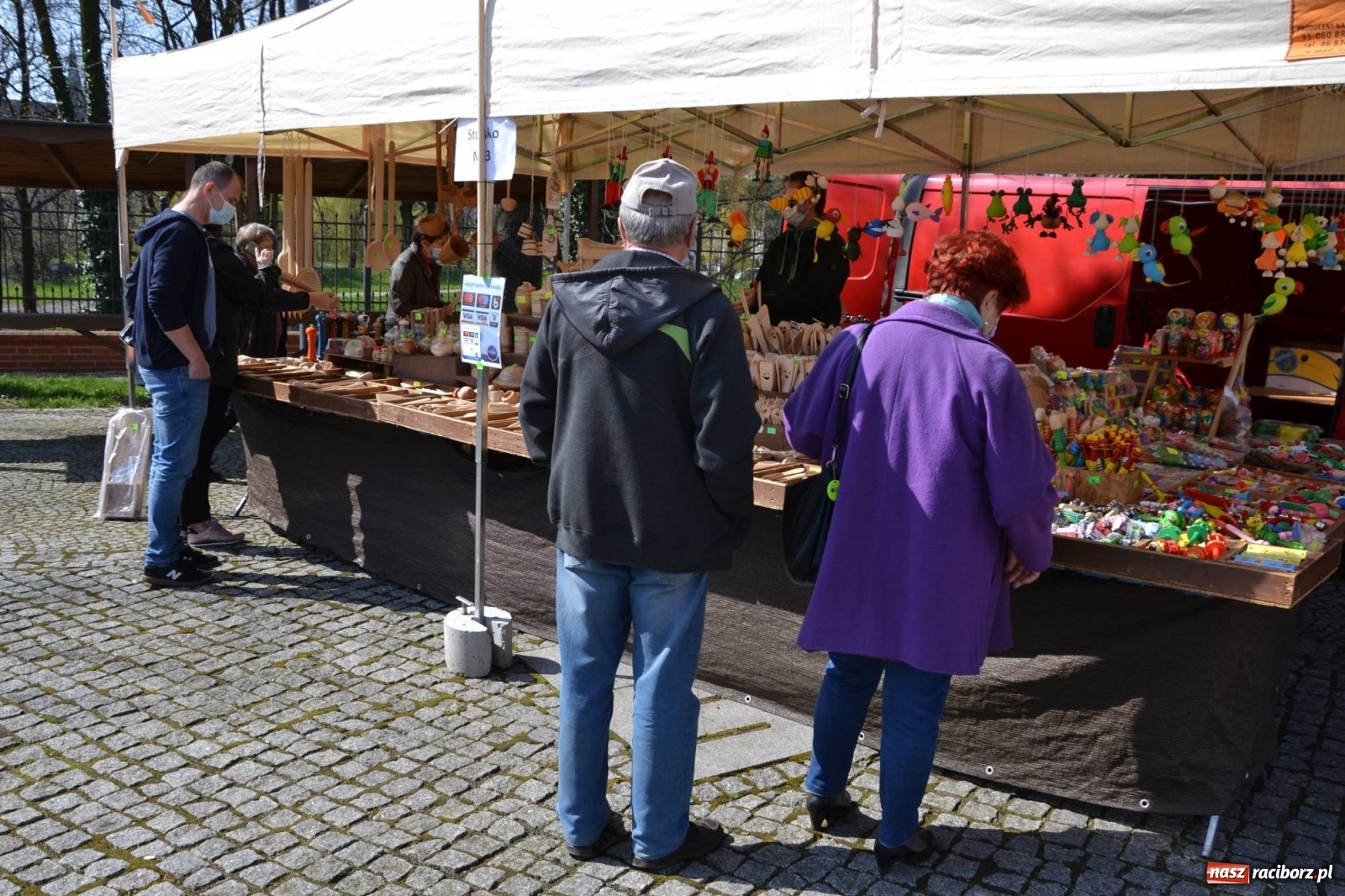 Zdjęcie w galerii na portalu naszraciborz.pl: Zamkowy jarmark kwiatów przyciągnął tłumy [WIDEO] wiadomości z regionu