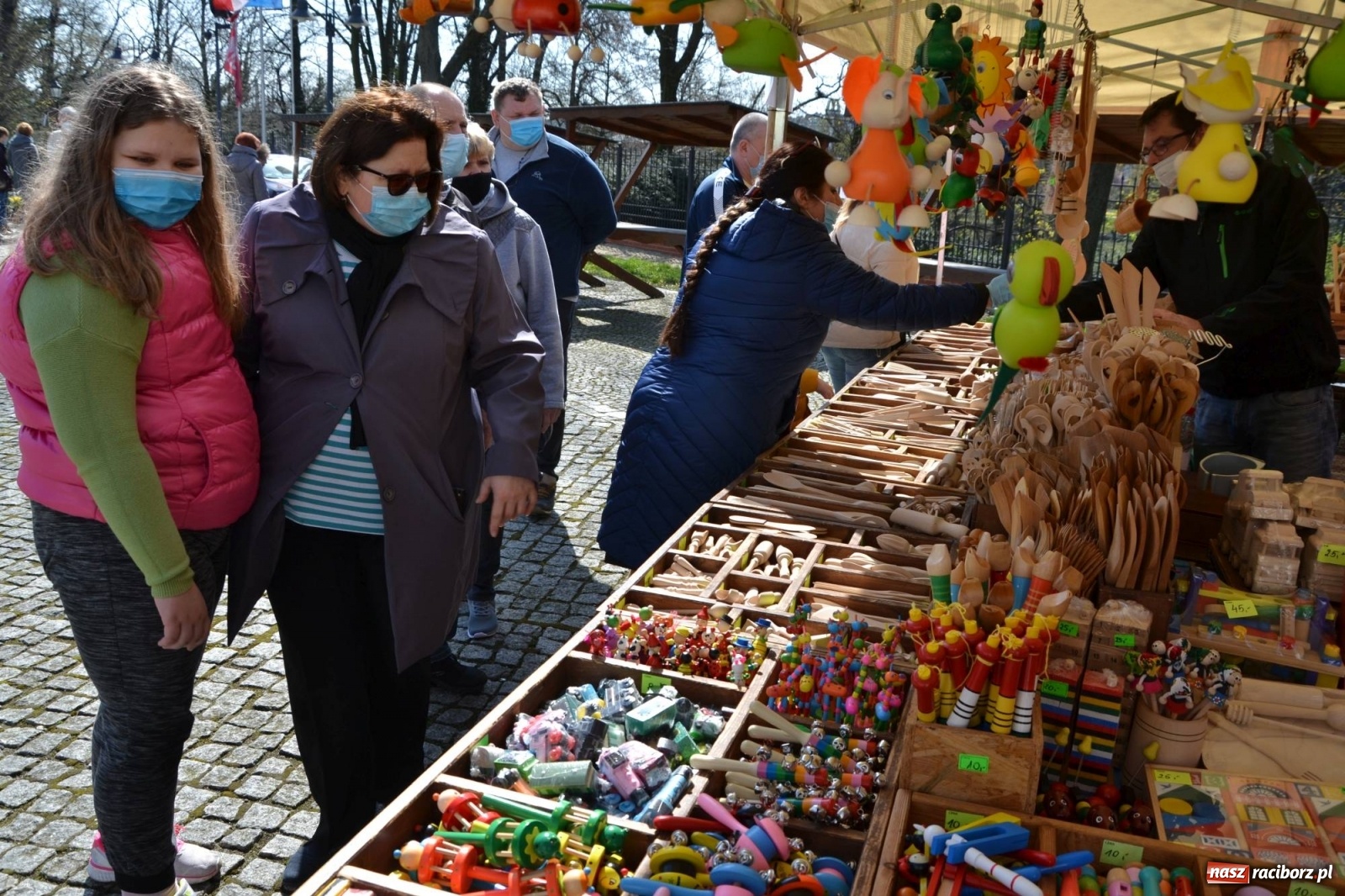 Zdjęcie w galerii na portalu naszraciborz.pl: Zamkowy jarmark kwiatów przyciągnął tłumy [WIDEO] wiadomości z regionu