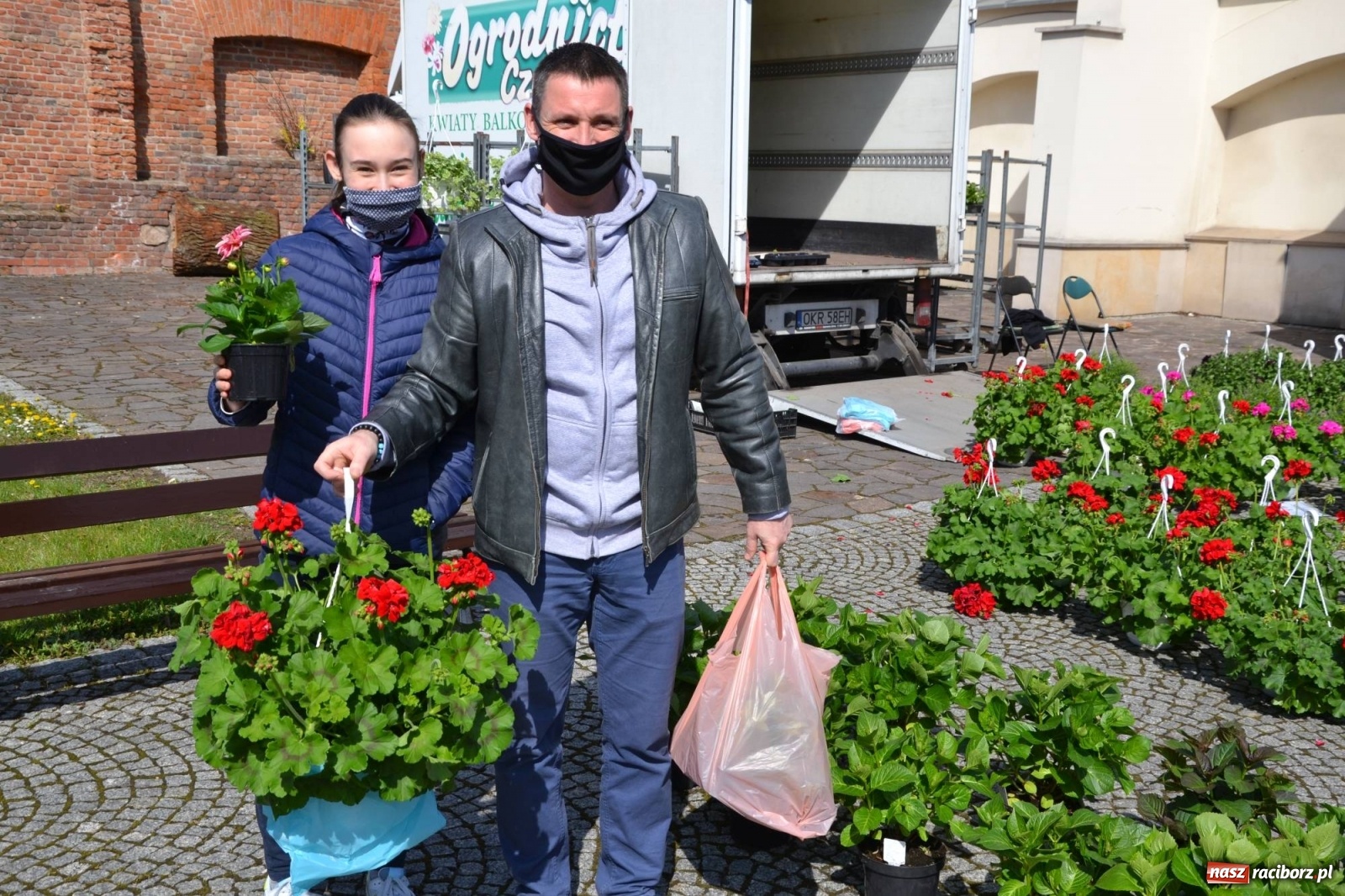 Zdjęcie w galerii na portalu naszraciborz.pl: Zamkowy jarmark kwiatów przyciągnął tłumy [WIDEO] wiadomości z regionu