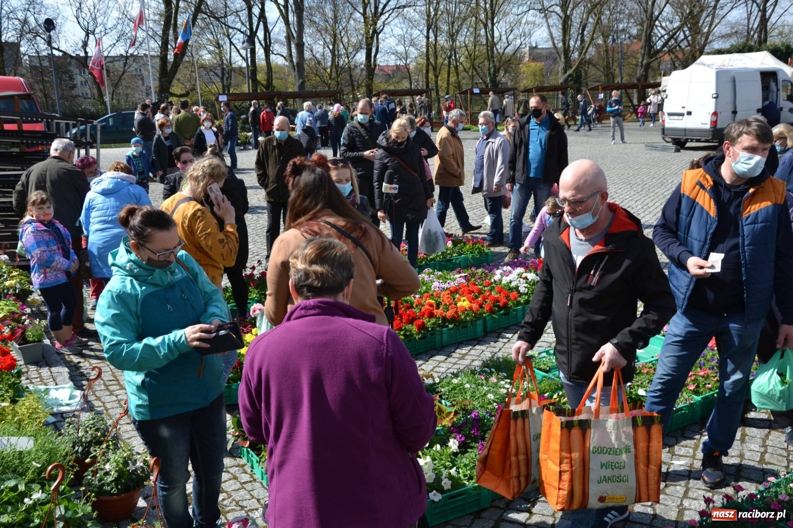 Zdjęcie w galerii na portalu naszraciborz.pl: Zamkowy jarmark kwiatów przyciągnął tłumy [WIDEO] wiadomości z regionu