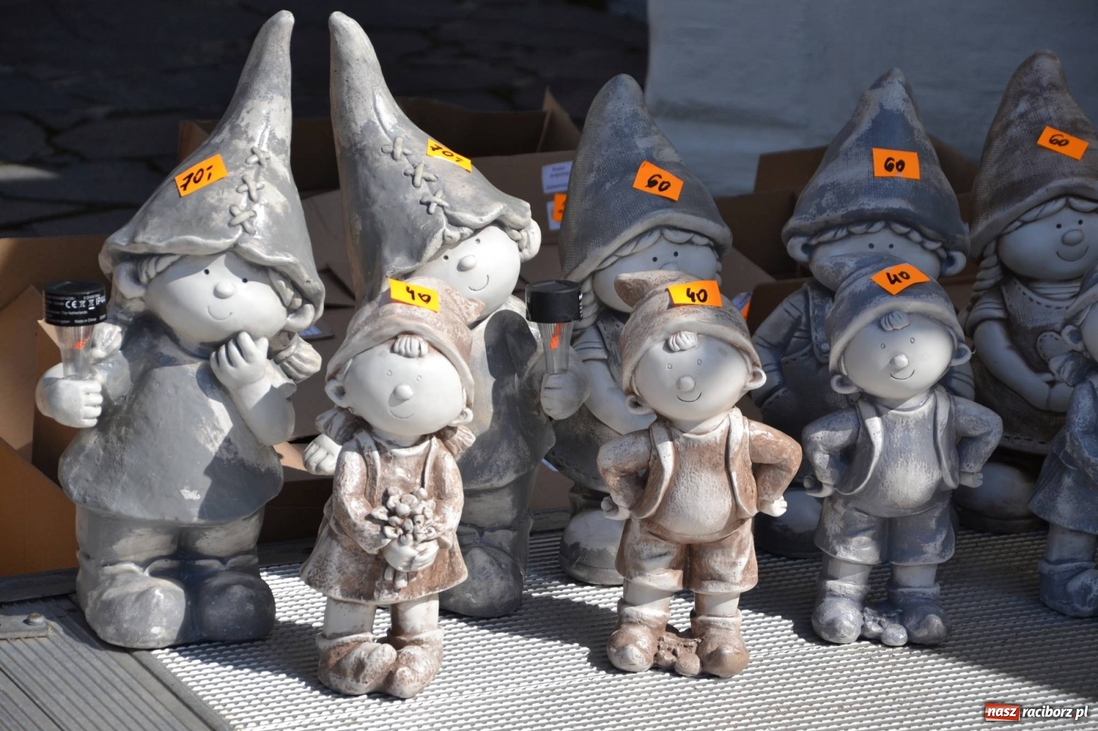 Zdjęcie w galerii na portalu naszraciborz.pl: Zamkowy jarmark kwiatów przyciągnął tłumy [WIDEO] wiadomości z regionu