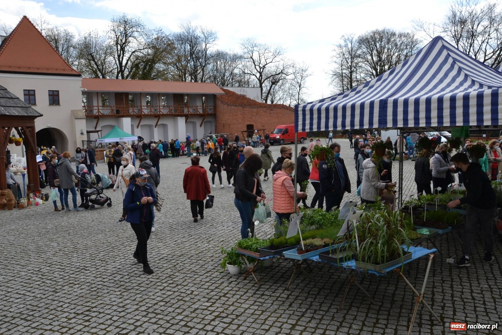 Zdjęcie w galerii na portalu naszraciborz.pl: Zamkowy jarmark kwiatów przyciągnął tłumy [WIDEO] wiadomości z regionu