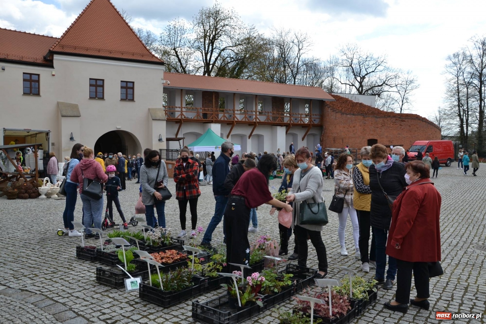 Zdjęcie w galerii na portalu naszraciborz.pl: Zamkowy jarmark kwiatów przyciągnął tłumy [WIDEO] wiadomości z regionu