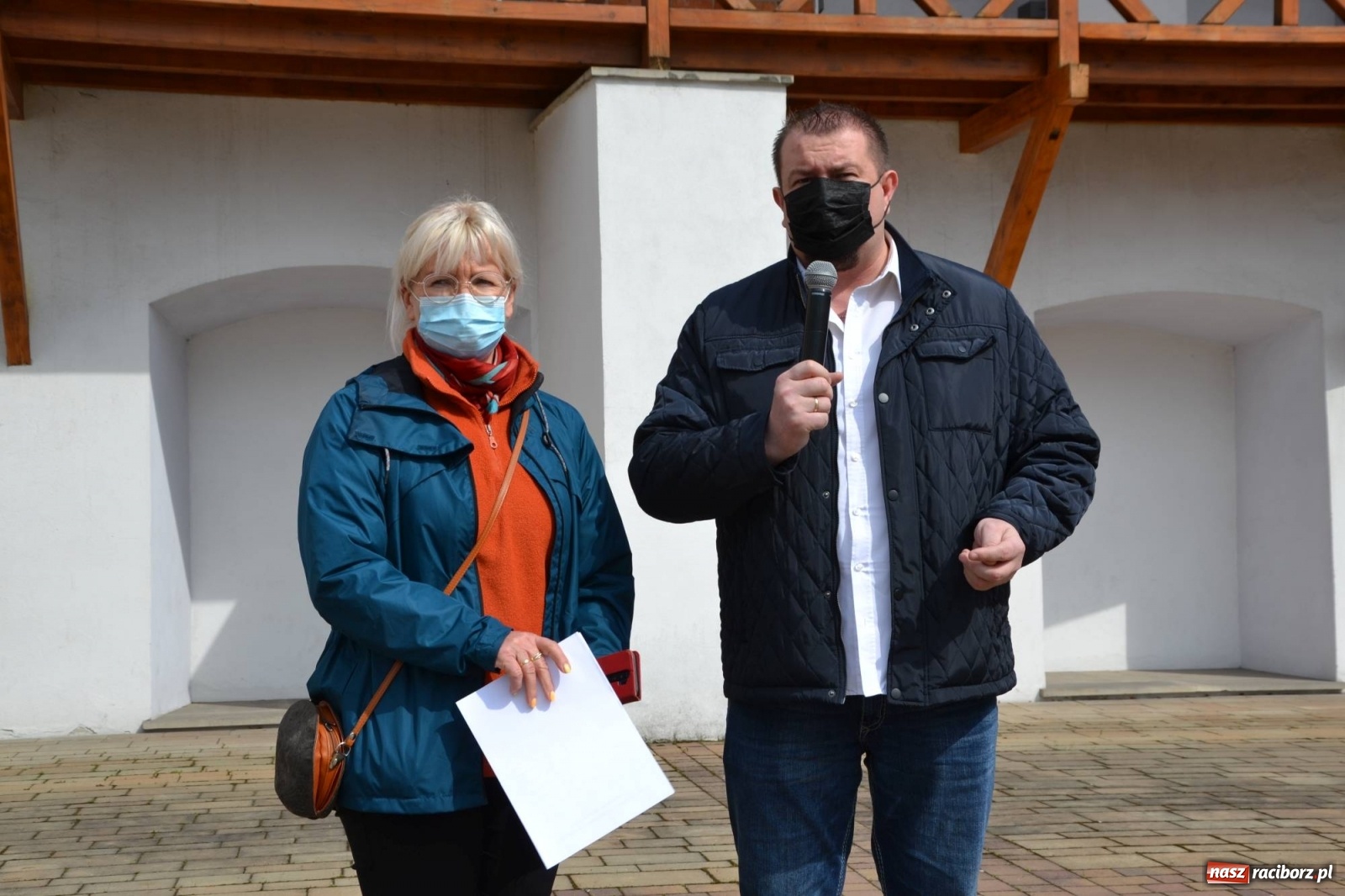 Zdjęcie w galerii na portalu naszraciborz.pl: Zamkowy jarmark kwiatów przyciągnął tłumy [WIDEO] wiadomości z regionu