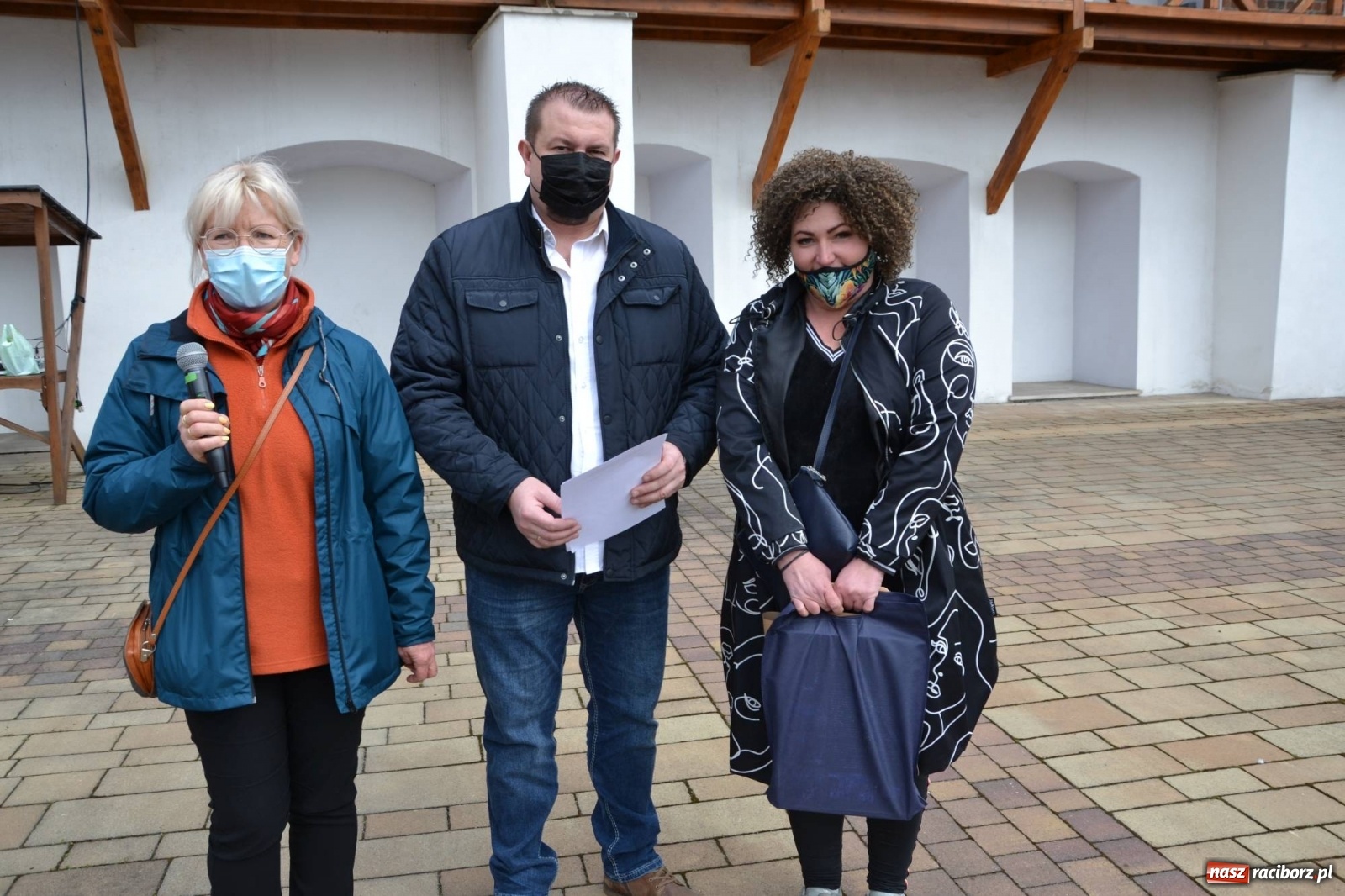 Zdjęcie w galerii na portalu naszraciborz.pl: Zamkowy jarmark kwiatów przyciągnął tłumy [WIDEO] wiadomości z regionu