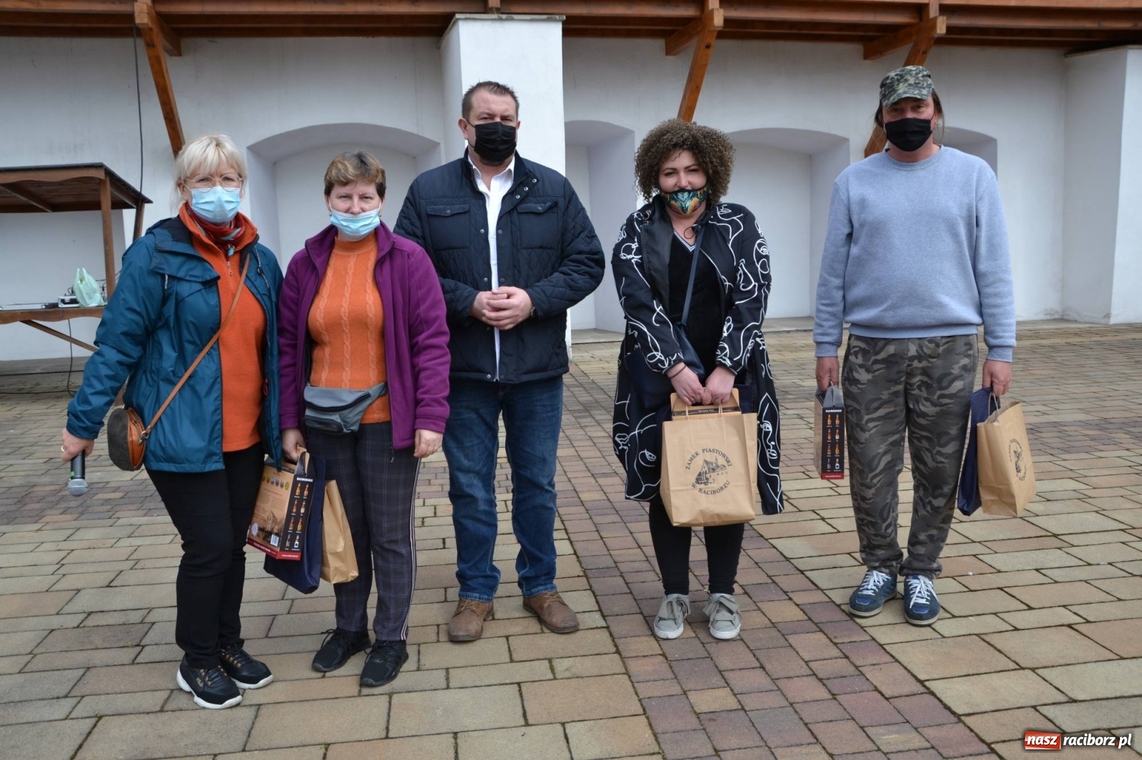 Zdjęcie w galerii na portalu naszraciborz.pl: Zamkowy jarmark kwiatów przyciągnął tłumy [WIDEO] wiadomości z regionu