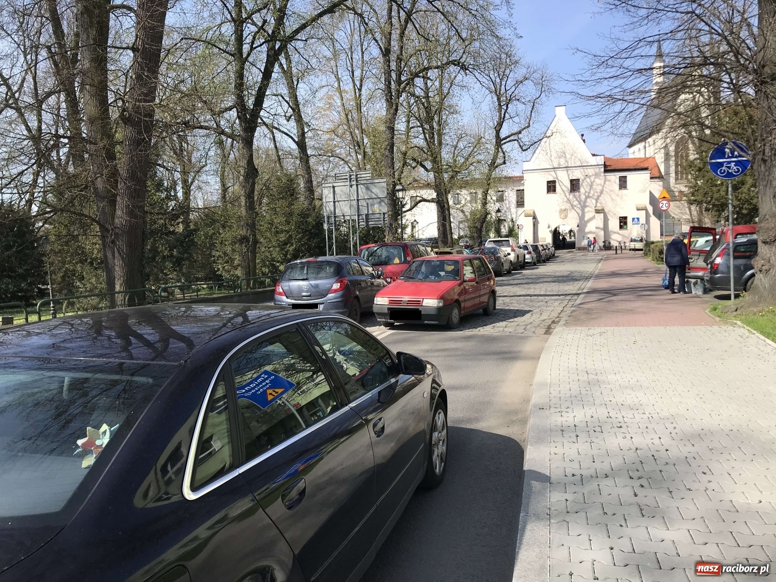 Zdjęcie w galerii na portalu naszraciborz.pl: Parkowanie wzdłuż Mechanika utrudnia ruch na Zamkowej wiadomości z regionu