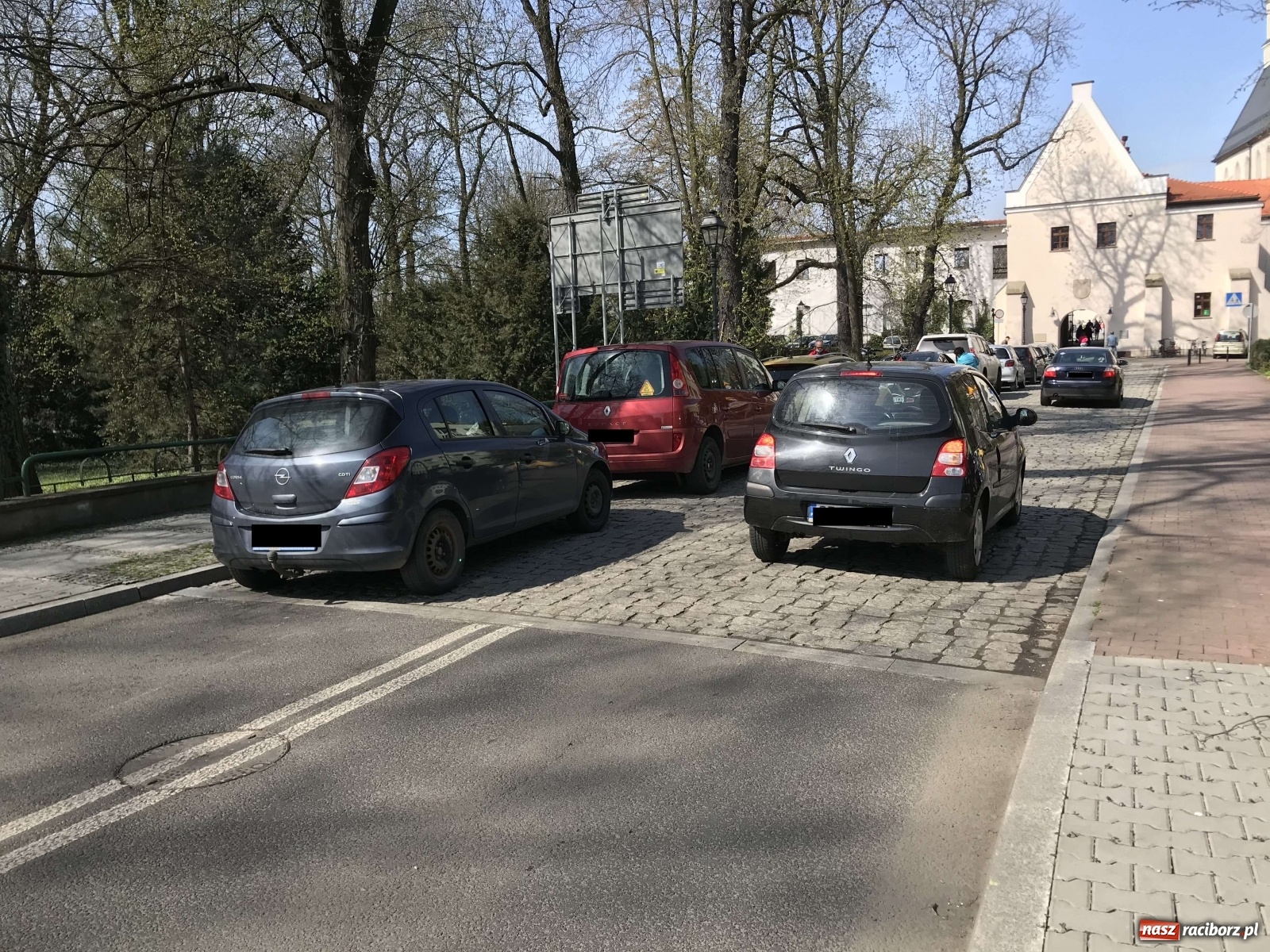 Zdjęcie w galerii na portalu naszraciborz.pl: Parkowanie wzdłuż Mechanika utrudnia ruch na Zamkowej wiadomości z regionu