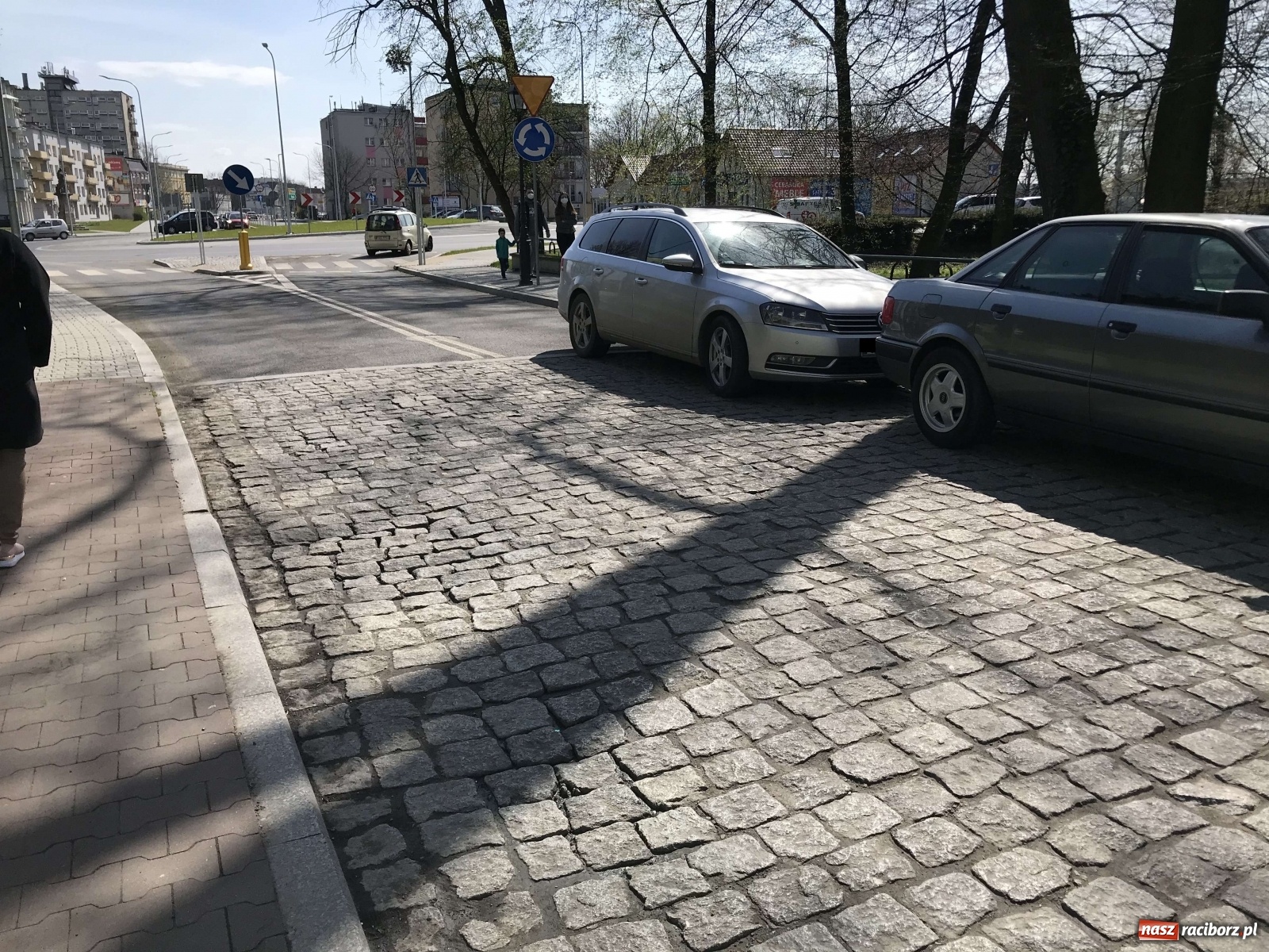 Zdjęcie w galerii na portalu naszraciborz.pl: Parkowanie wzdłuż Mechanika utrudnia ruch na Zamkowej wiadomości z regionu