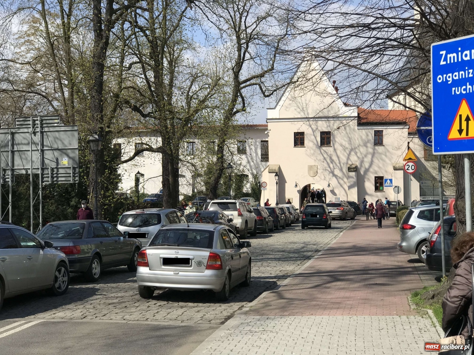 Zdjęcie w galerii na portalu naszraciborz.pl: Parkowanie wzdłuż Mechanika utrudnia ruch na Zamkowej wiadomości z regionu