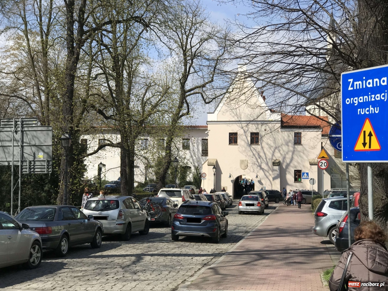 Zdjęcie w galerii na portalu naszraciborz.pl: Parkowanie wzdłuż Mechanika utrudnia ruch na Zamkowej wiadomości z regionu