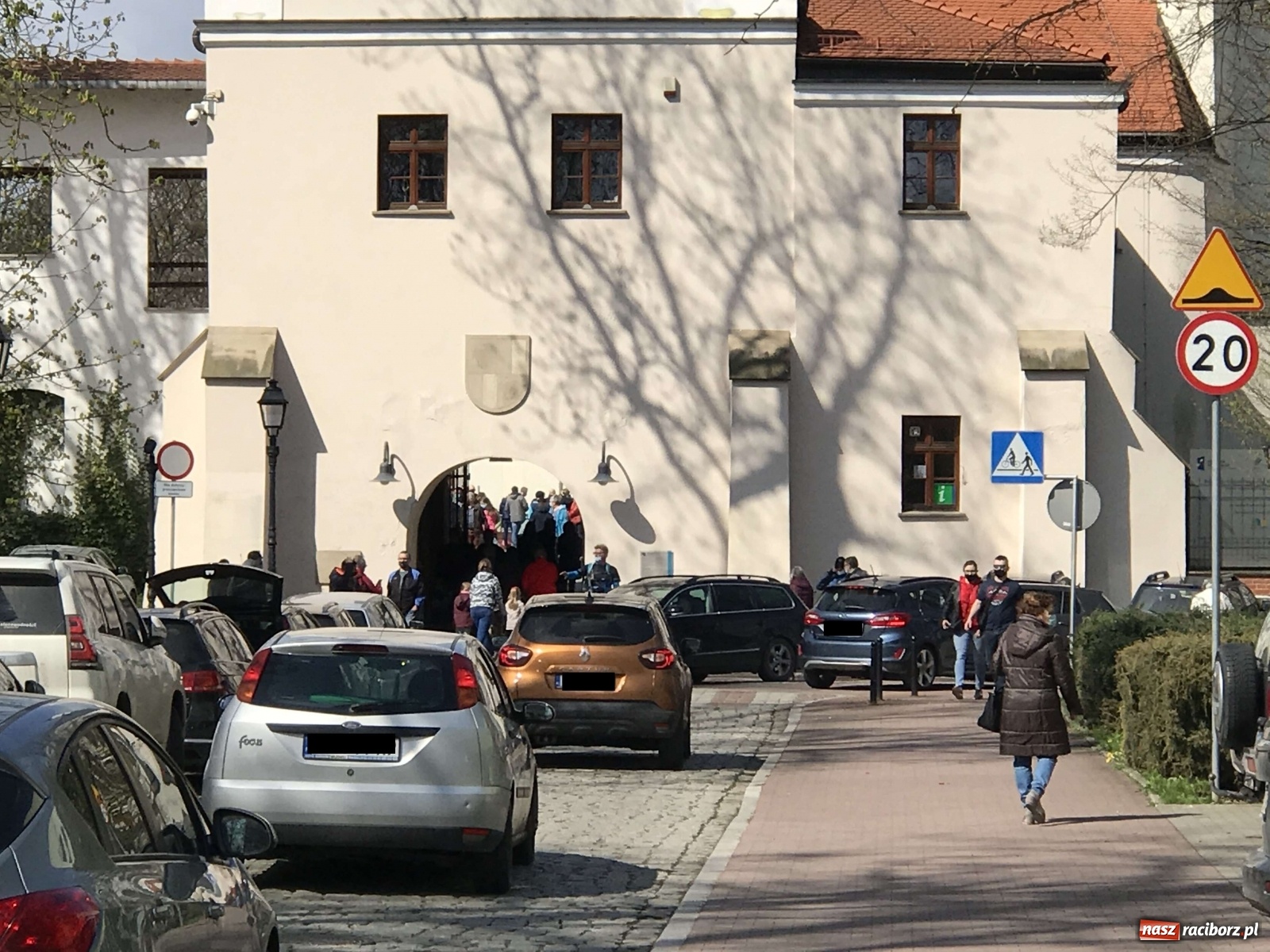 Zdjęcie w galerii na portalu naszraciborz.pl: Parkowanie wzdłuż Mechanika utrudnia ruch na Zamkowej wiadomości z regionu