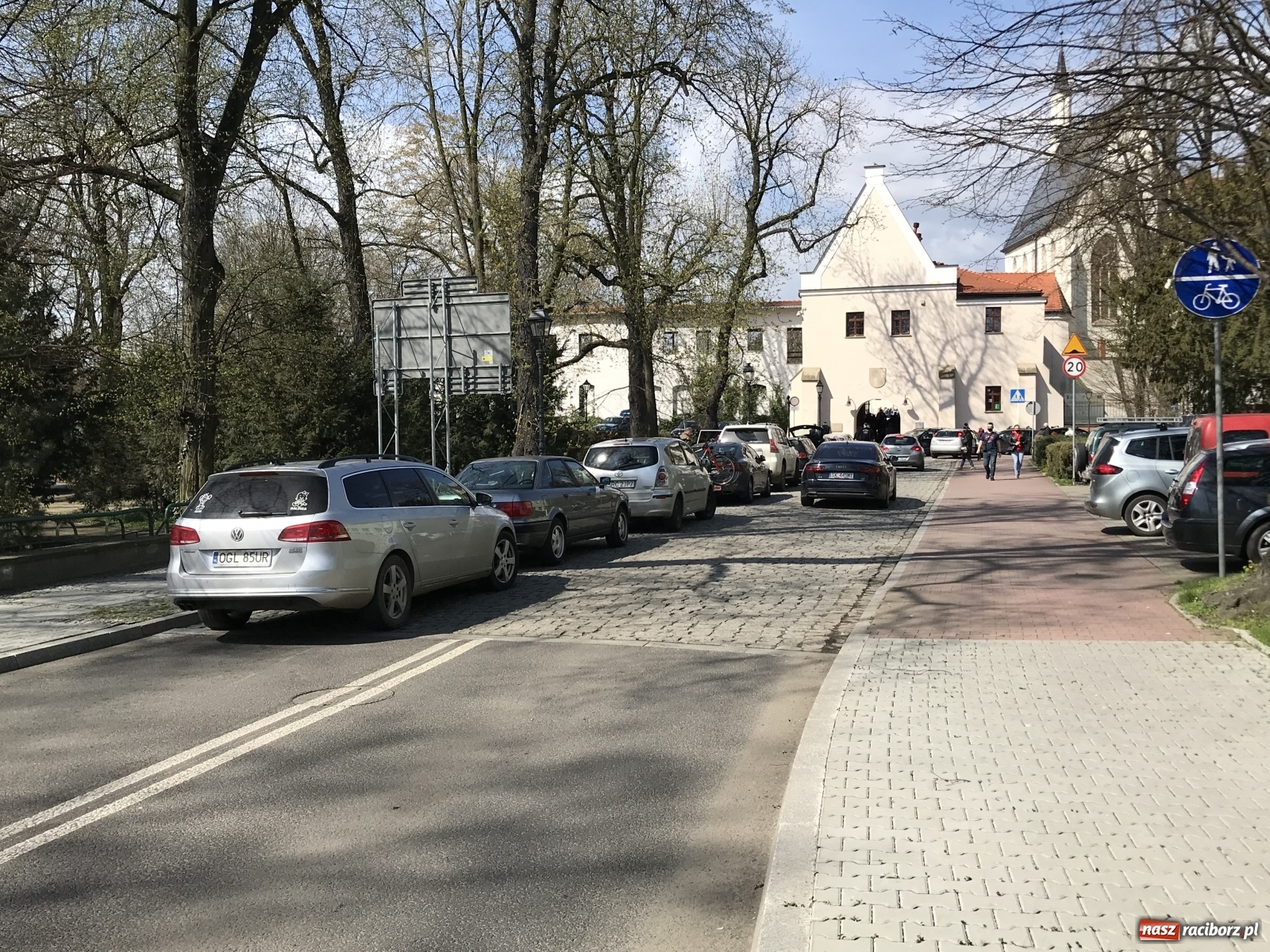 Zdjęcie w galerii na portalu naszraciborz.pl: Parkowanie wzdłuż Mechanika utrudnia ruch na Zamkowej wiadomości z regionu