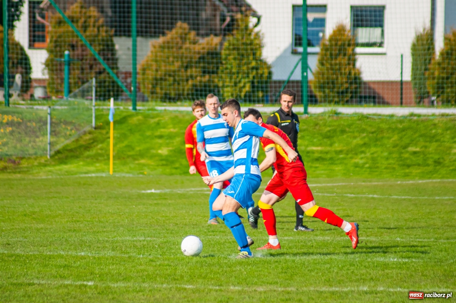 Zdjęcie w galerii na portalu naszraciborz.pl: Kiks bramkarza ustawił spotkanie. Pierwszy komplet punktów Chałupek [FOTO] wiadomości z regionu