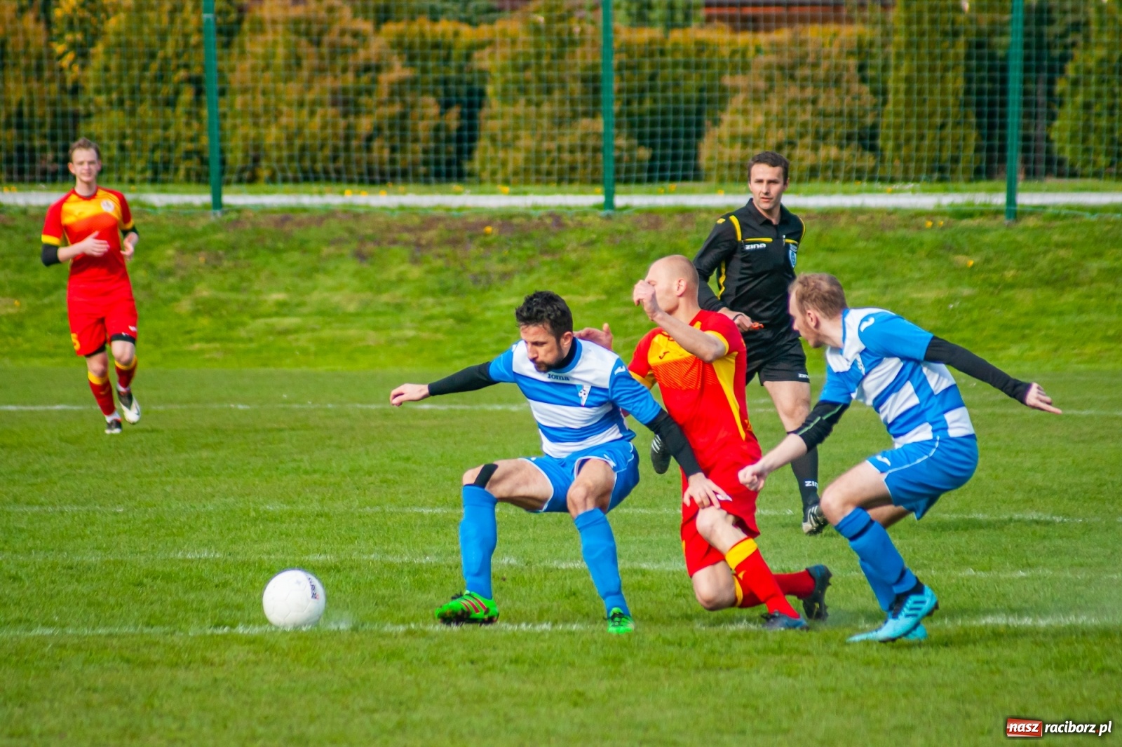 Zdjęcie w galerii na portalu naszraciborz.pl: Kiks bramkarza ustawił spotkanie. Pierwszy komplet punktów Chałupek [FOTO] wiadomości z regionu