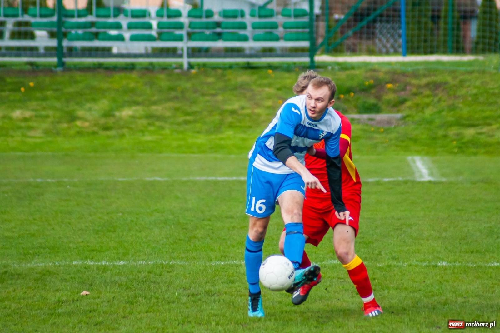 Zdjęcie w galerii na portalu naszraciborz.pl: Kiks bramkarza ustawił spotkanie. Pierwszy komplet punktów Chałupek [FOTO] wiadomości z regionu