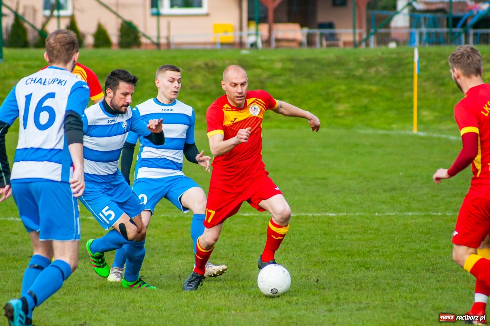 Zdjęcie w galerii na portalu naszraciborz.pl: Kiks bramkarza ustawił spotkanie. Pierwszy komplet punktów Chałupek [FOTO] wiadomości z regionu