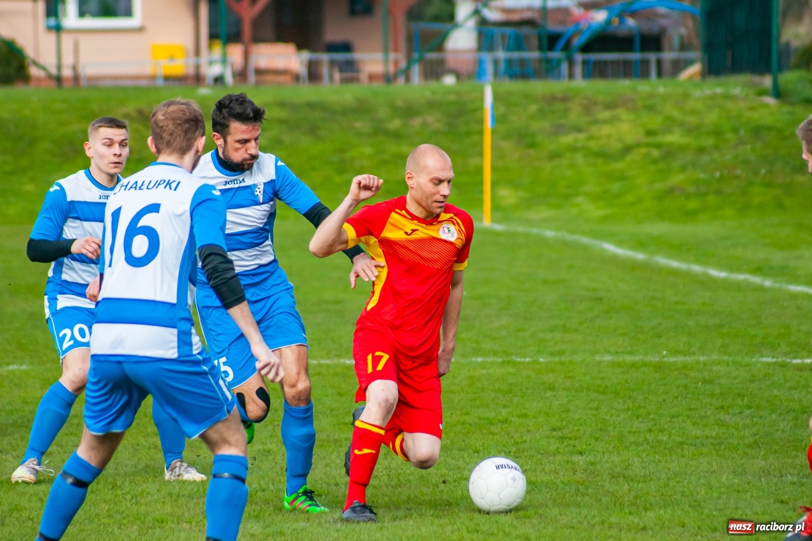 Zdjęcie w galerii na portalu naszraciborz.pl: Kiks bramkarza ustawił spotkanie. Pierwszy komplet punktów Chałupek [FOTO] wiadomości z regionu