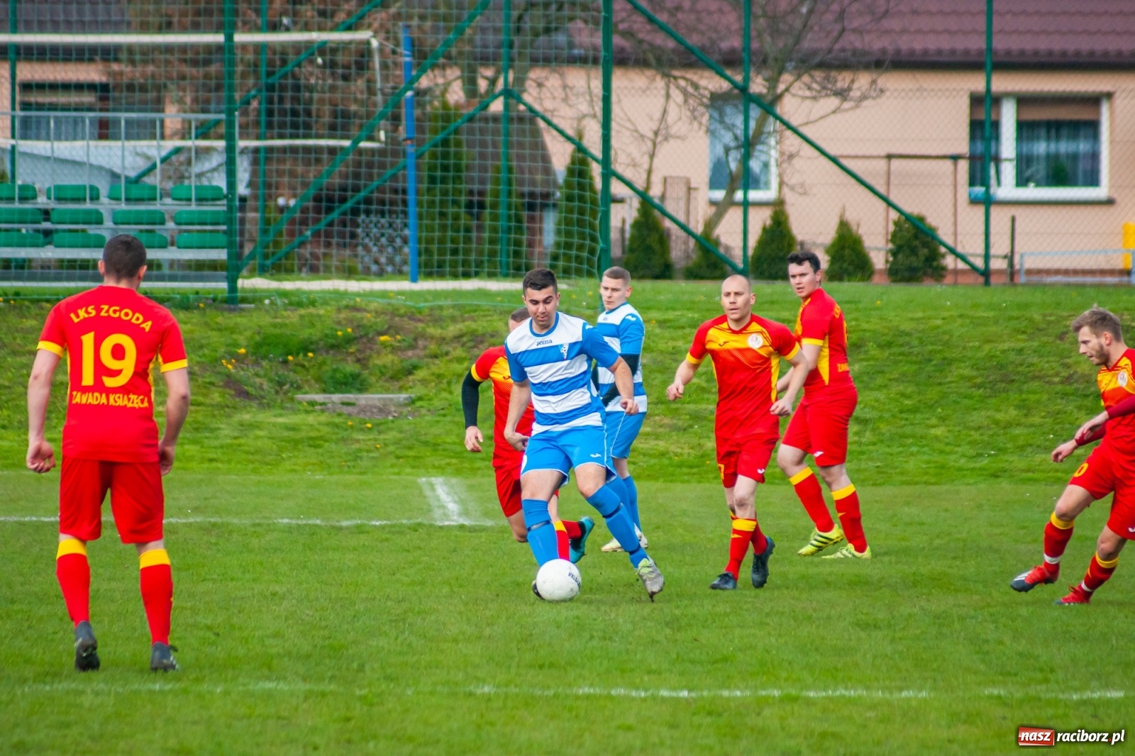 Zdjęcie w galerii na portalu naszraciborz.pl: Kiks bramkarza ustawił spotkanie. Pierwszy komplet punktów Chałupek [FOTO] wiadomości z regionu
