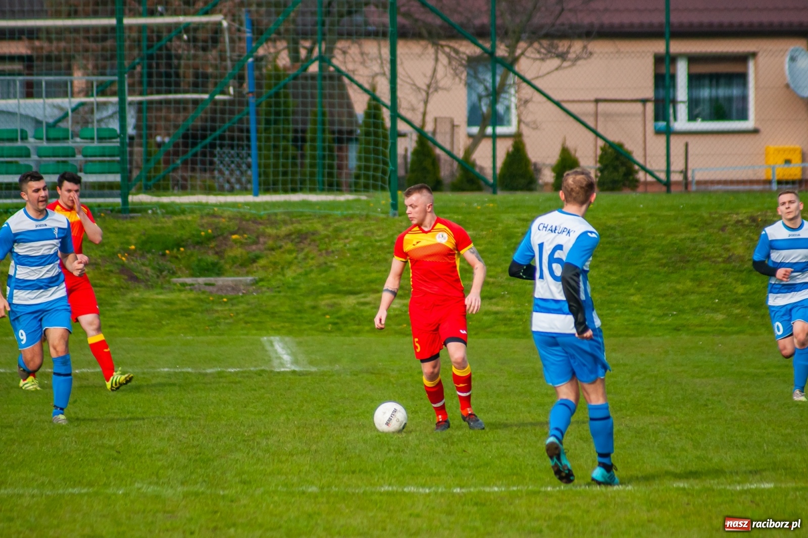 Zdjęcie w galerii na portalu naszraciborz.pl: Kiks bramkarza ustawił spotkanie. Pierwszy komplet punktów Chałupek [FOTO] wiadomości z regionu