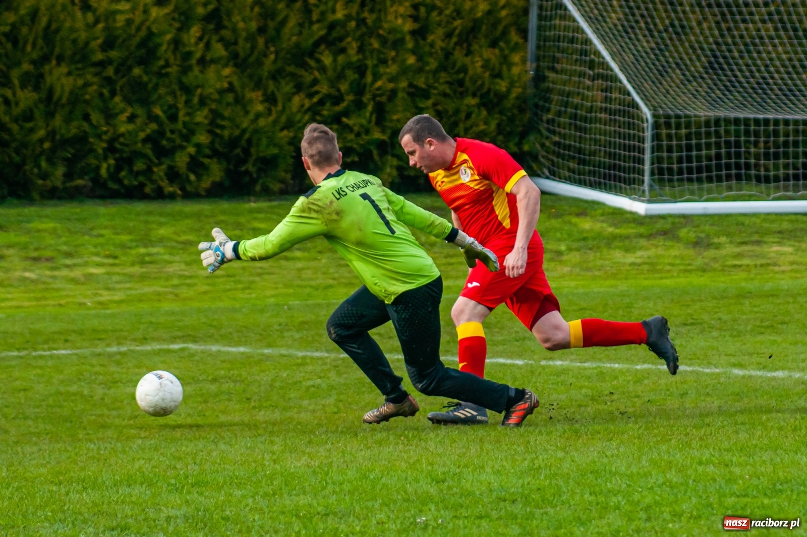 Zdjęcie w galerii na portalu naszraciborz.pl: Kiks bramkarza ustawił spotkanie. Pierwszy komplet punktów Chałupek [FOTO] wiadomości z regionu