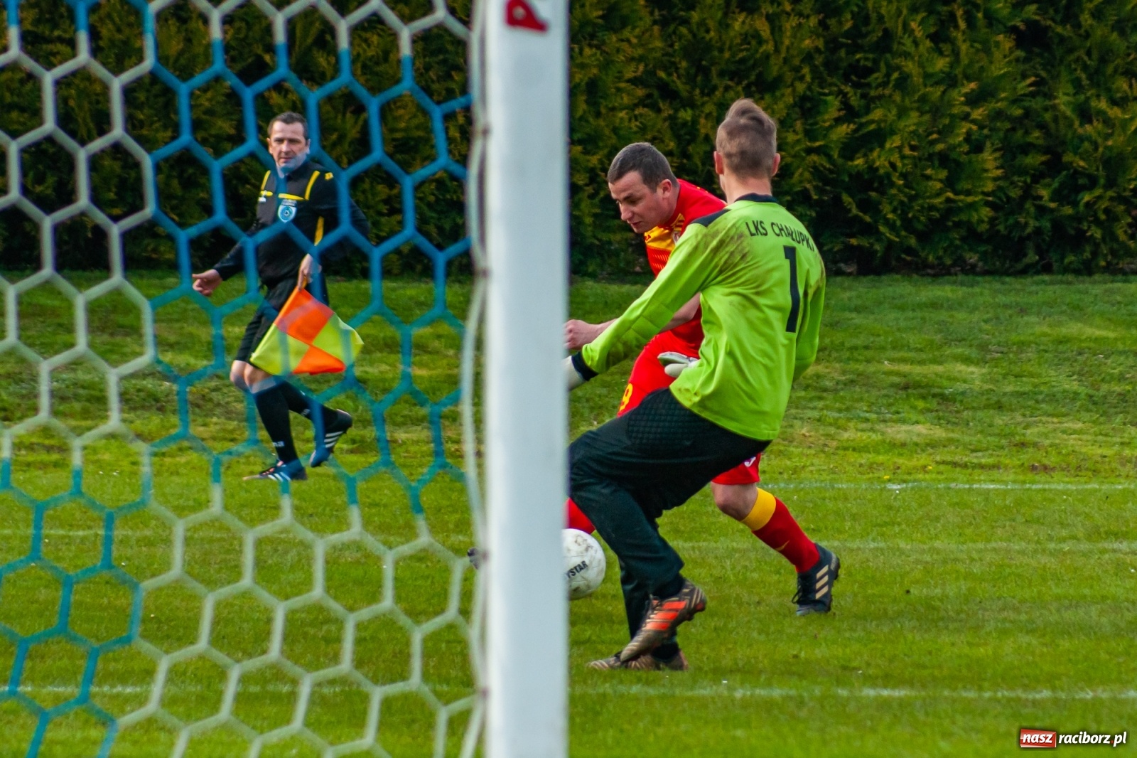 Zdjęcie w galerii na portalu naszraciborz.pl: Kiks bramkarza ustawił spotkanie. Pierwszy komplet punktów Chałupek [FOTO] wiadomości z regionu