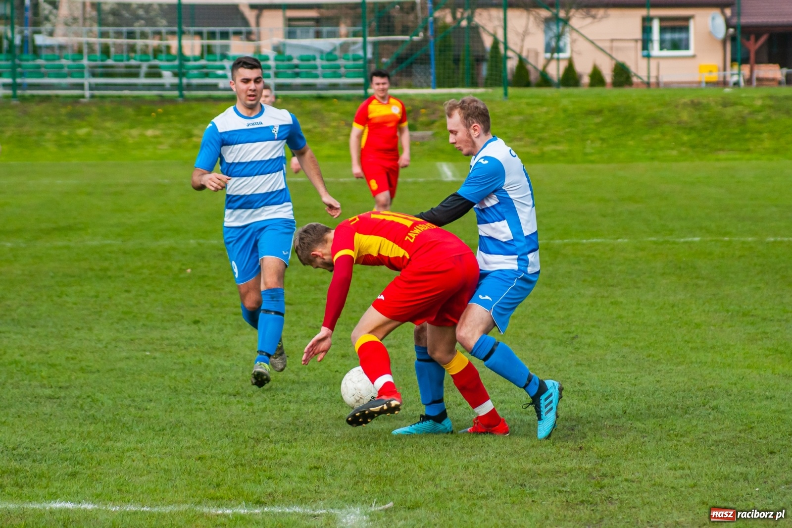 Zdjęcie w galerii na portalu naszraciborz.pl: Kiks bramkarza ustawił spotkanie. Pierwszy komplet punktów Chałupek [FOTO] wiadomości z regionu