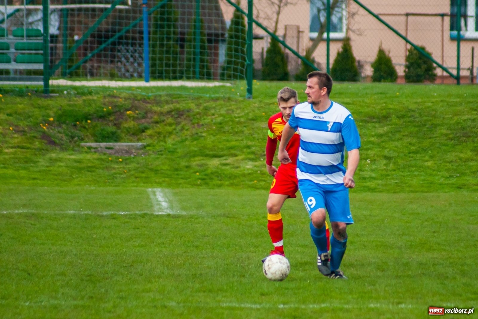 Zdjęcie w galerii na portalu naszraciborz.pl: Kiks bramkarza ustawił spotkanie. Pierwszy komplet punktów Chałupek [FOTO] wiadomości z regionu