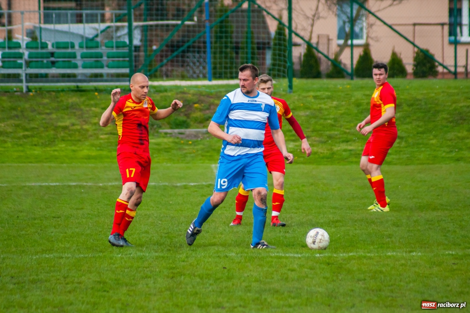 Zdjęcie w galerii na portalu naszraciborz.pl: Kiks bramkarza ustawił spotkanie. Pierwszy komplet punktów Chałupek [FOTO] wiadomości z regionu