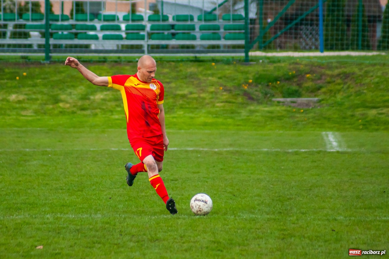 Zdjęcie w galerii na portalu naszraciborz.pl: Kiks bramkarza ustawił spotkanie. Pierwszy komplet punktów Chałupek [FOTO] wiadomości z regionu