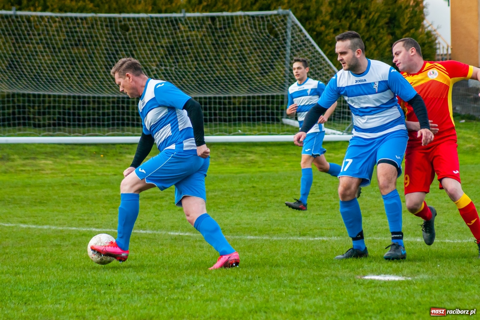 Zdjęcie w galerii na portalu naszraciborz.pl: Kiks bramkarza ustawił spotkanie. Pierwszy komplet punktów Chałupek [FOTO] wiadomości z regionu
