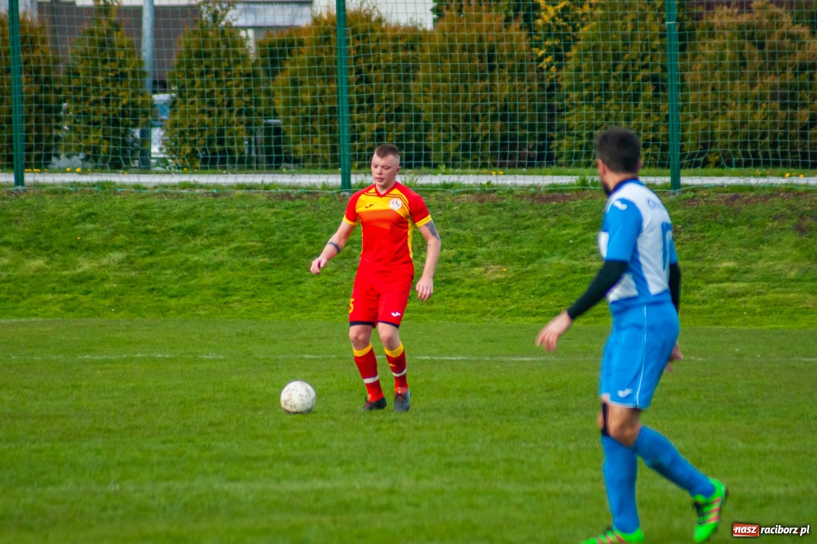Zdjęcie w galerii na portalu naszraciborz.pl: Kiks bramkarza ustawił spotkanie. Pierwszy komplet punktów Chałupek [FOTO] wiadomości z regionu