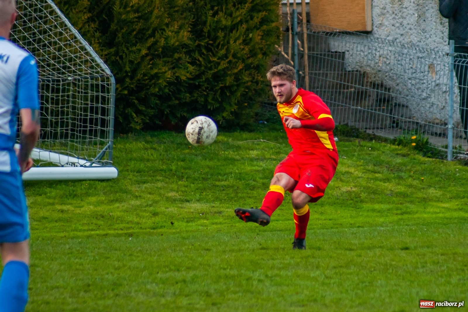 Zdjęcie w galerii na portalu naszraciborz.pl: Kiks bramkarza ustawił spotkanie. Pierwszy komplet punktów Chałupek [FOTO] wiadomości z regionu