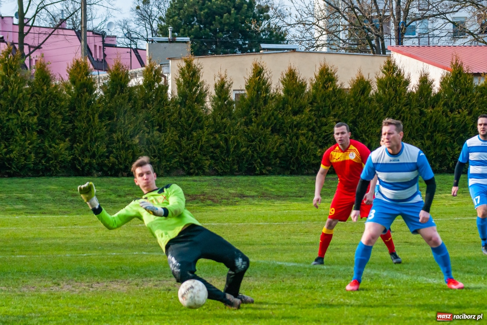Zdjęcie w galerii na portalu naszraciborz.pl: Kiks bramkarza ustawił spotkanie. Pierwszy komplet punktów Chałupek [FOTO] wiadomości z regionu