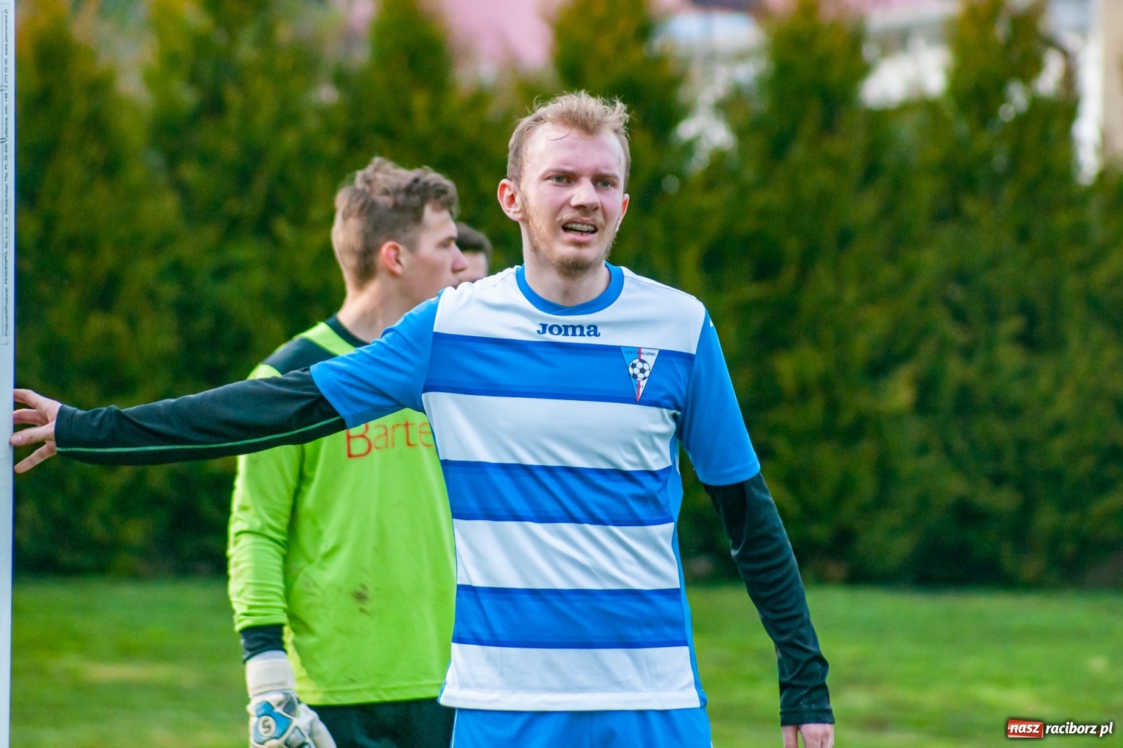 Zdjęcie w galerii na portalu naszraciborz.pl: Kiks bramkarza ustawił spotkanie. Pierwszy komplet punktów Chałupek [FOTO] wiadomości z regionu